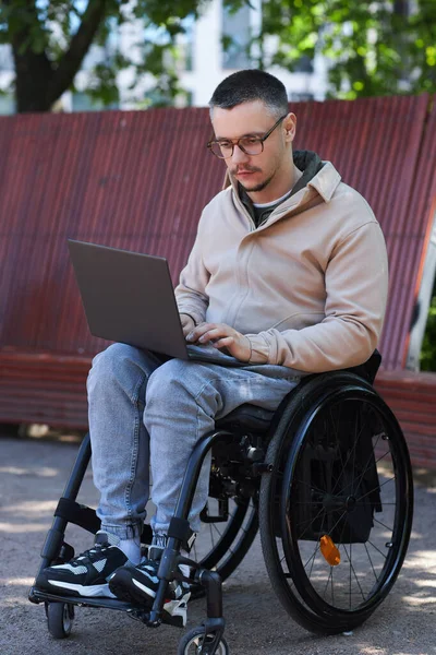 Вертикальное Изображение Молодого Человека Ограниченными Возможностями Сидящего Инвалидной Коляске Работающего — стоковое фото