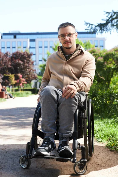 Вертикальный Портрет Молодого Человека Сидящего Инвалидной Коляске Смотрящего Камеру Время — стоковое фото
