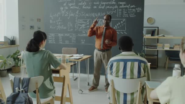 Чорний Професор Стоїть Класі Розмовляє Групою Багатоетнічних Студентів Даючи Уроки — стокове відео