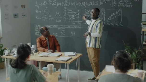 Joven Estudiante Afroamericano Explicando Fórmulas Matemáticas Pizarra Compañeros Grupo Profesor — Vídeos de Stock