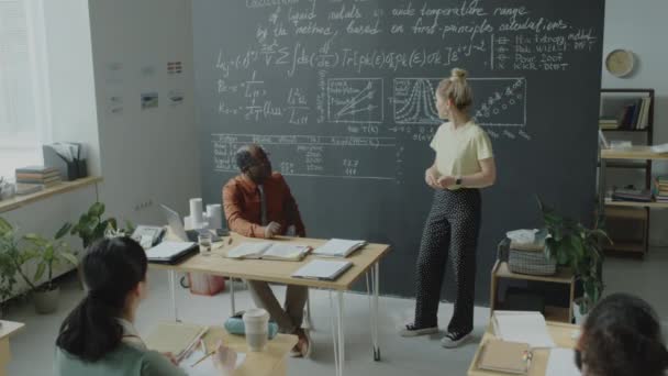 Gekippte Aufnahme Eines College Mädchens Das Einer Tafel Klassenzimmer Steht — Stockvideo