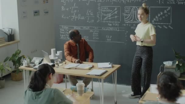Chica Caucásica Explicando Fórmulas Matemáticas Pizarra Grupo Estudiantes Profesor Durante — Vídeos de Stock