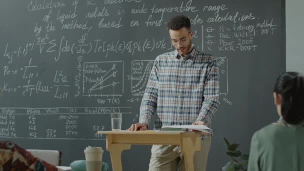 Estudiante Masculino Birracial Pie Atril Apuntando Fórmulas Matemáticas Pizarra Leyendo — Vídeos de Stock
