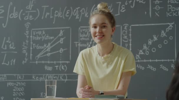 Kürsüde Durup Üniversite Sınıfında Poz Verirken Gülümseyen Güzel Sarışın Kızın — Stok video