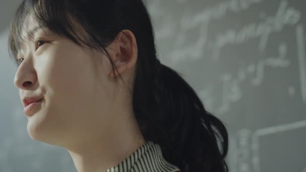 Närbild Selektiv Fokusbild Asiatisk Kvinnlig Student Stående Vid Föreläsaren Hålla — Stockvideo