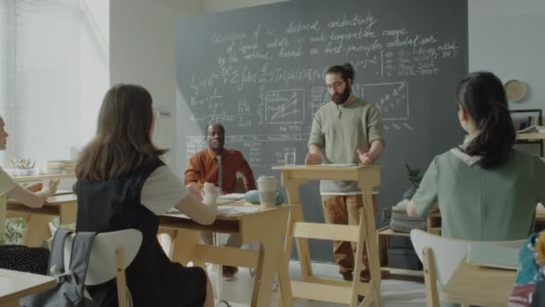 학생들 수업중에 턱수염을 교실에서 친구들 아프리카 미국인 교수에게 연설하는 모습을 — 비디오
