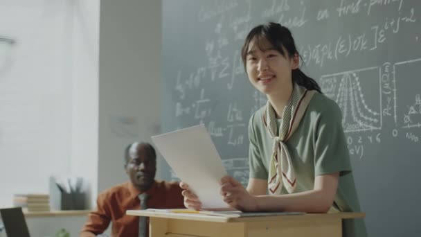 Весела Азіатська Дівчина Спирається Лекторів Тримає Документи Посміхається Даючи Презентацію — стокове відео