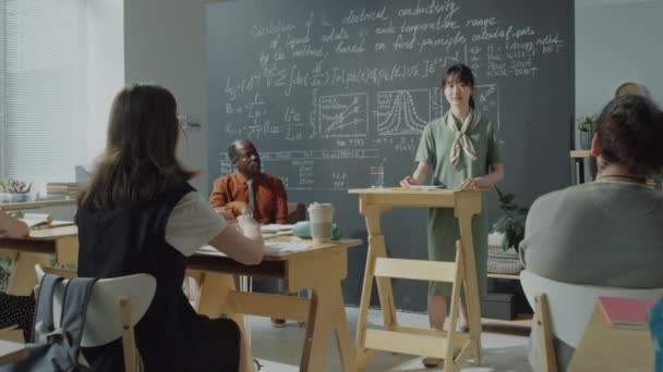 Zooma Bilden Asiatiska Kvinnliga Student Stående Vid Föreläsaren Och Tala — Stockvideo