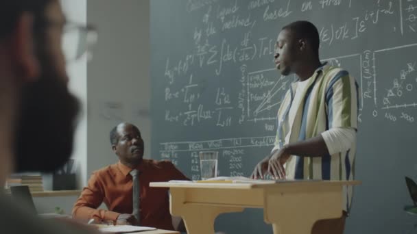 Afrika Kökenli Amerikalı Erkek Öğrenci Tahtanın Üzerindeki Matematik Formüllerini Üniversite — Stok video