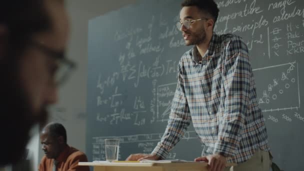 Kürsüde Duran Notlar Okuyan Matematik Dersi Sırasında Konuşma Yapan Melez — Stok video