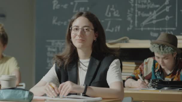 Porträt Einer Jungen Studentin Die Der High School Schreibtisch Sitzt — Stockvideo