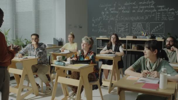 Gruppo Studenti Universitari Multietnici Seduti Alle Scrivanie Classe Che Ascoltano — Video Stock