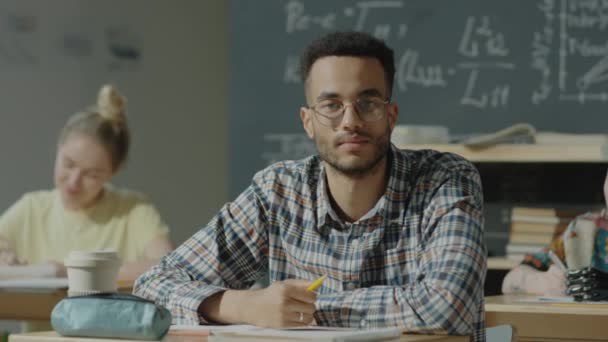 Porträtt Stilig Manlig Student Sitter Vid Skrivbordet Universitetets Klassrum Och — Stockvideo