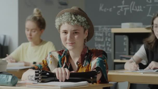 Portrét Veselého Děvčete Protetickou Paží Sedícího Stolem Vysoké Škole Pózujícího — Stock video