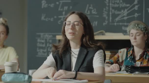 Ung Kvinna Student Sitter Vid Skrivbordet Klassrummet Höja Armen Och — Stockvideo