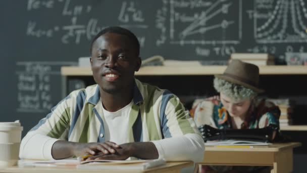 Портрет Юного Афроамериканського Студента Який Посміхається Фотоапараті Стоячи Столом Класі — стокове відео
