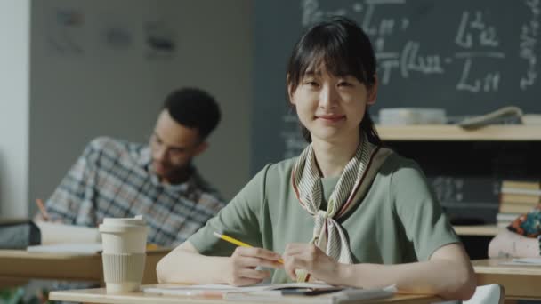 Porträt Eines Jungen Asiatischen College Mädchens Das Schreibtisch Klassenzimmer Sitzt — Stockvideo