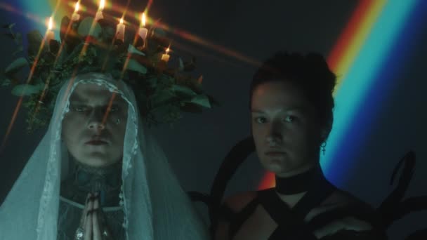 Podsvícený Záběr Zahaleného Muže Svíčkou Osvětlenou Věncem Hlavě Ženy Gotickém — Stock video