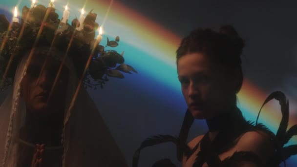 Oddálit Záběr Modlícího Muže Svíčkou Osvětleným Věncem Hlavě Ženy Gotickém — Stock video