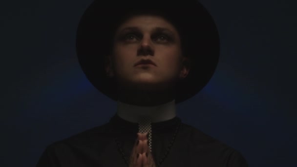 Zijaanzicht Van Katholieke Priester Met Hoed Soutane Omhoog Kijkend Donkere — Stockvideo