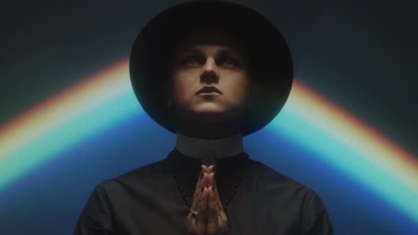 Borst Omhoog Schot Van Mens Dragen Priester Kostuum Met Zwart — Stockvideo
