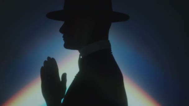 Фотография Мужчины Одетого Католический Священник Черными Раскрашенными Ногтями Молящегося Ладонями — стоковое видео