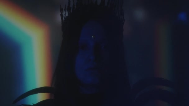 Porträt Einer Frau Mit Gesichtsjuwel Gotischer Krone Und Federkleid Posiert — Stockvideo