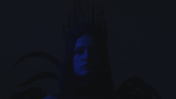 Zoom Keluar Menembak Wanita Dengan Bindi Bersinar Mengenakan Mahkota Gothic — Stok Video
