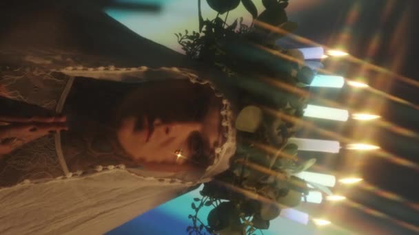 Vertikální Záběr Potetovaného Teplouše Věnečkem Osvětleným Svíčkami Hlavě Obličejový Drahokam — Stock video