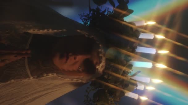 Vertikální Záběr Potetovaného Teplouše Věnečkem Osvětleným Svíčkami Hlavě Obličejový Drahokam — Stock video