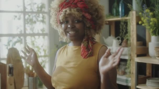 Poręczny Tilt Camera Shot Młodej Afroamerykanki Fartuchu Stojącej Kuchni Pokazując — Wideo stockowe