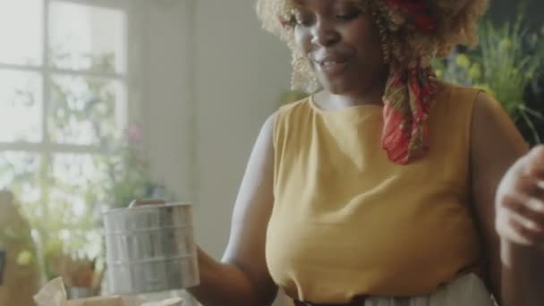 즐거운 아프리카 블로거 그릇에 밀가루를 담그고 카메라로 노래를 부르고 부엌에서 — 비디오