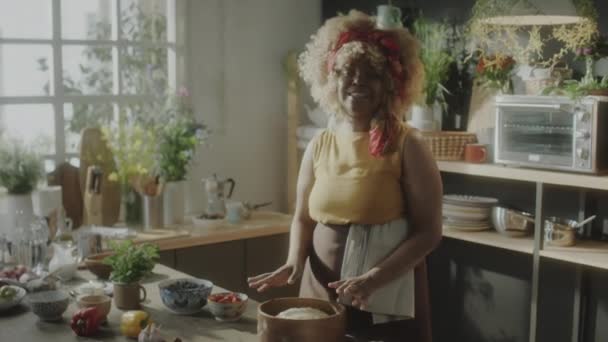 Afroamerykańska Blogerka Kulinarna Przykrywająca Ciasto Tkaniną Przed Korekcją Postawieniem Miski — Wideo stockowe
