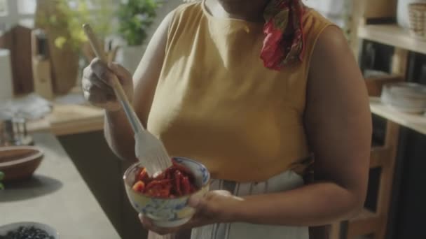 Tilt Shot African American Female Food Blogger Using Silicon Brush — Stock Video