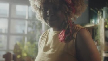 Afrika kökenli Amerikalı bir kadının yemek pişirmeden önce biber yağlarken ve kamera önünde konuşurken ki görüntülerini yakın çekim yapın.