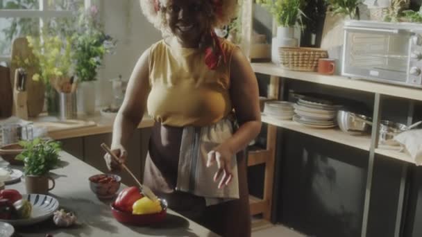 Afroamerykańska Kobieta Bloger Żywności Olejowanie Papryki Dzwonek Wprowadzenie Ich Piekarnika — Wideo stockowe