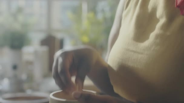 Närbild Luta Ner Skott Afroamerikansk Kvinna Sätta Pinjenötter Murbruk Med — Stockvideo