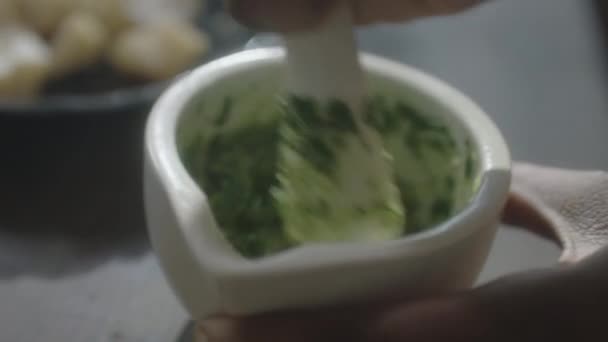 Nahaufnahme Von Weiblichen Händen Die Beim Kochen Von Pesto Sauce — Stockvideo
