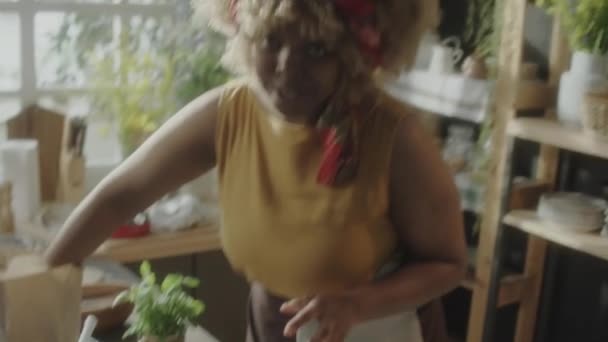 Zdjęcie Kamery Afroamerykanki Przesiewającej Mąkę Kuchennym Stole Rozmawiającej Przed Kamerą — Wideo stockowe