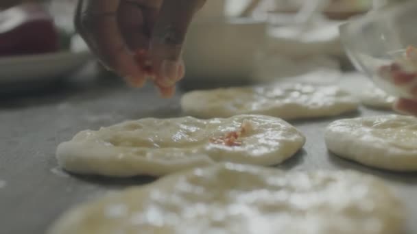 Pişirmeden Önce Mutfak Masasındaki Hamur Parçalarının Üzerine Domuz Pastırması Serpiştiren — Stok video