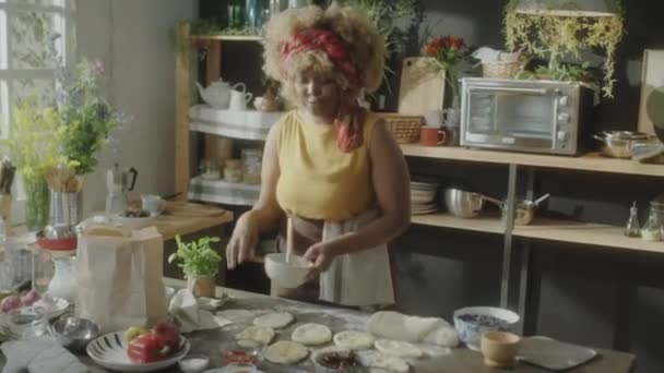 非裔美国女性食品博客写手用硅胶刷洗面团 并在厨房在线烘焙时对着镜头说话 — 图库视频影像