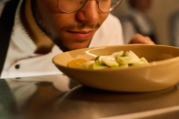 Primer Plano Cara Del Joven Chef Macho Inclinándose Sobre Plato — Foto de Stock