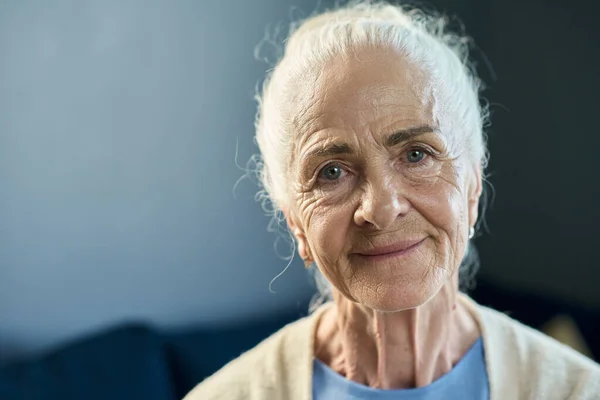 Face Smiling Aged Woman White Hair Looking You Smile While — Stock Photo, Image