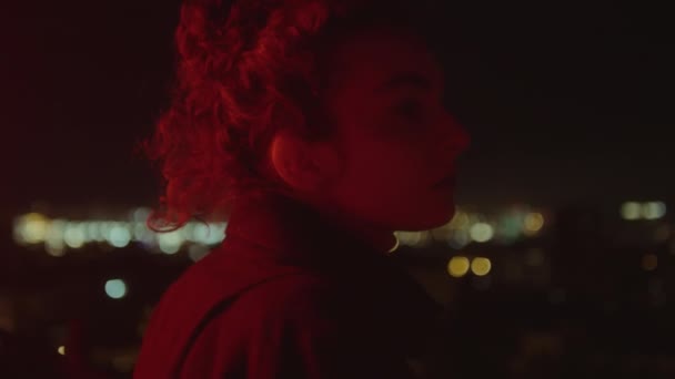 Junge Frau Steht Nachts Mit Rotem Neonlicht Auf Dunkler Stadtstraße — Stockvideo