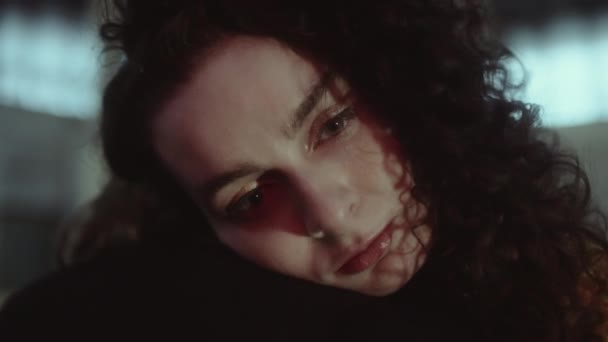 Zoom Πλάνο Της Νεαρής Λυπημένης Γυναίκας Ακουμπά Στον Ώμο Της — Αρχείο Βίντεο