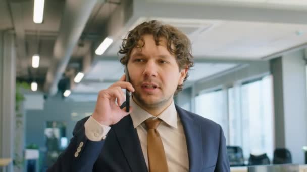 Chest Shot Caucasian Businessman Formal Suit Walking Office Having Mobile — Vídeo de stock