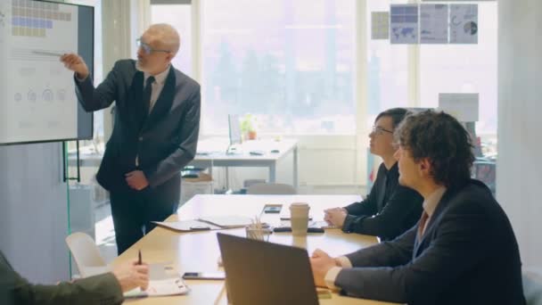 Senior Businessman Pomocí Digitální Tabule Při Prezentaci Týmu Firemní Setkání — Stock video