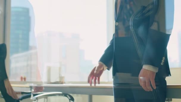 Ofisteki Cam Duvarın Arkasında Duran Sıkışan Resmi Takım Elbiseli Iki — Stok video