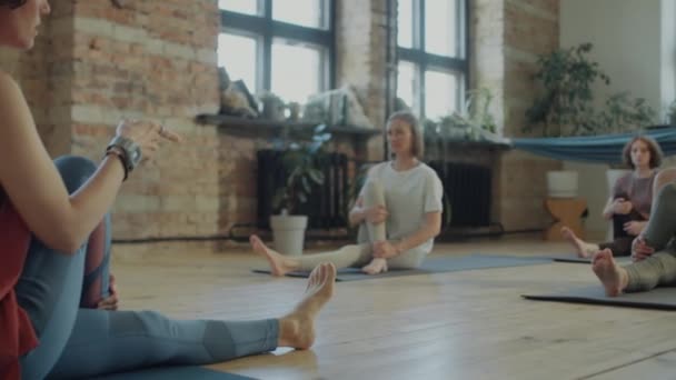 Professeur Yoga Féminin Groupe Femmes Pratiquant Demi Seigneur Des Poissons — Video