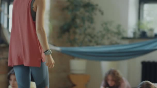 Professora Ioga Feminina Ajudando Mulheres Com Alongamento Postura Curvatura Sentada — Vídeo de Stock